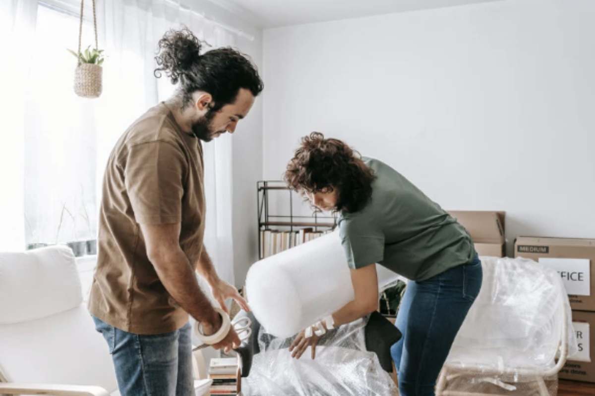 Il pluriball è un materiale che può sembrare insignificante, ma offre un ottimo potere isolante. Le bolle d'aria intrappolate nel pluriball fungono da barriera contro il freddo