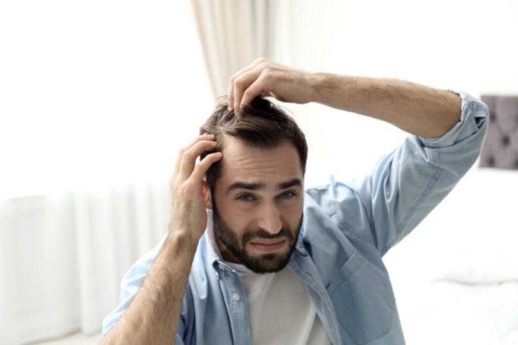 La caduta dei capelli è un fenomeno che spaventa molte persone, generando ansia