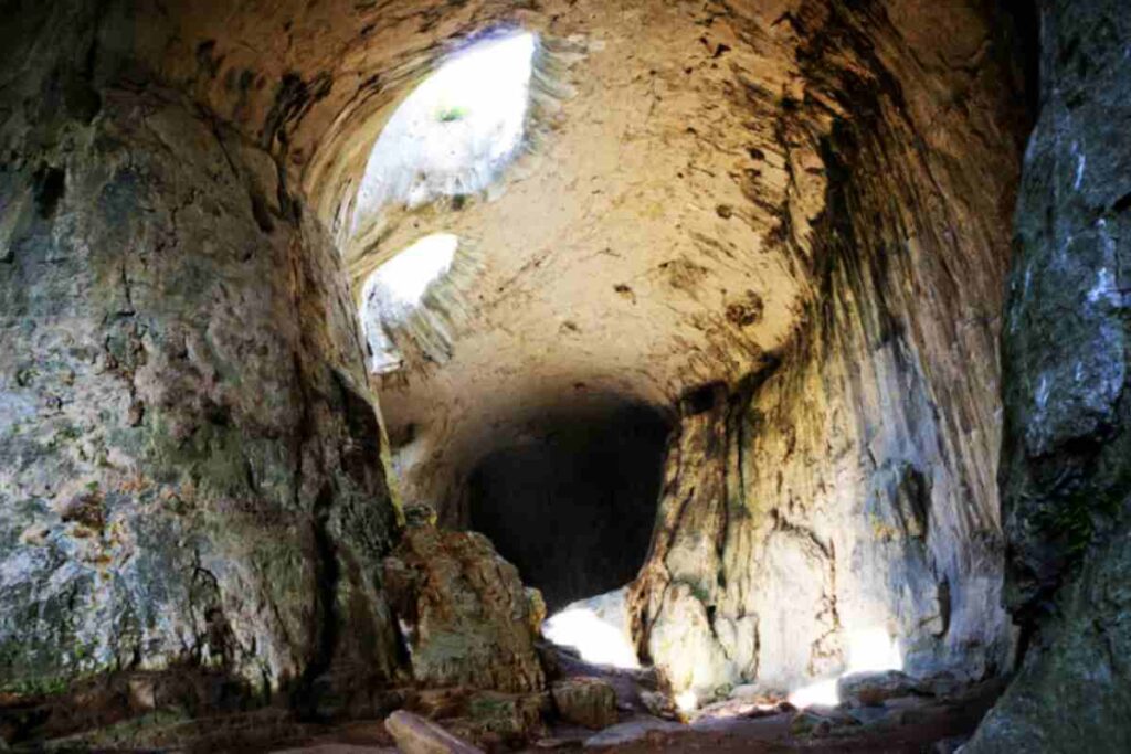 Gli "Occhi di Dio" sono il vero tesoro di questa grotta. Queste aperture, create dall'erosione naturale, si trovano a circa 45 metri di altezza e offrono una vista spettacolare del cielo.