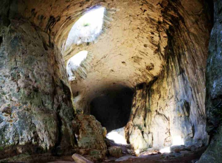 Gli "Occhi di Dio" sono il vero tesoro di questa grotta. Queste aperture, create dall'erosione naturale, si trovano a circa 45 metri di altezza e offrono una vista spettacolare del cielo.