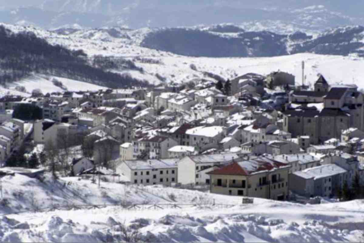 Capracotta è rinomata per le sue piste da sci e i paesaggi naturali mozzafiato.