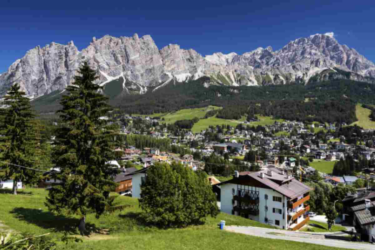 I borghi di montagna in Veneto con Cortina d’Ampezzo, senza dubbio il gioiello delle Dolomiti venete.