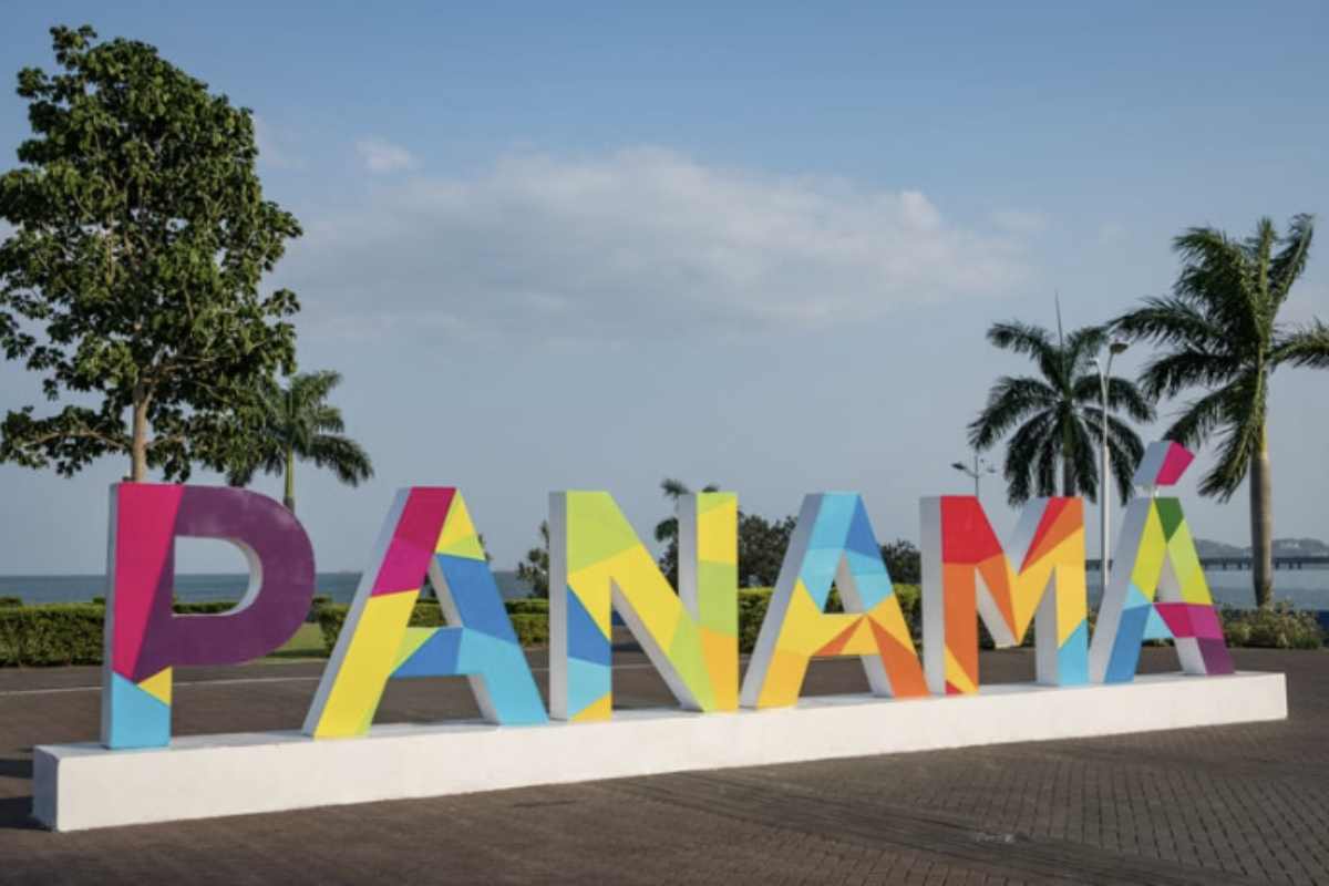 La posizione geografica di Panama, affacciata sull'Oceano Pacifico e sul Mar dei Caraibi, non solo la rende un crocevia commerciale, ma anche una meta esotica