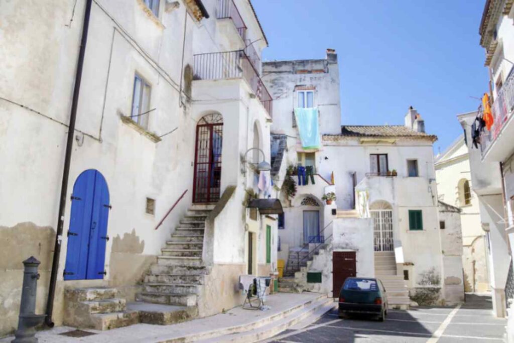 La cultura di Vico del Gargano è vibrante e variegata. Gli eventi locali, come feste patronali e sagre, sono momenti in cui la comunità si ritrova per celebrare le tradizioni